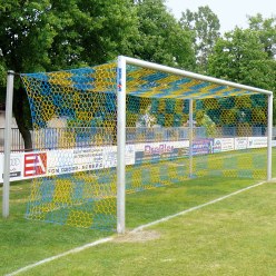 Sport-Thieme Großfeld-Fußballtor in Bodenhülsen stehend, mit freier Netzaufhängung, Alu