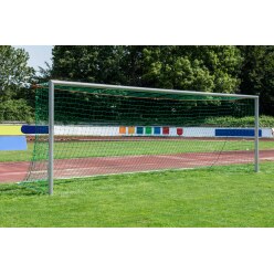 Sport-Thieme Großfeld-Fußballtor in Bodenhülsen stehend, mit SimplyFix Netzbefestigung, weiß